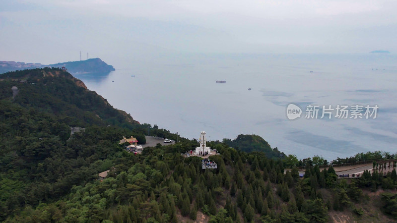 连绵起伏山川丘陵蓝天白云航拍图