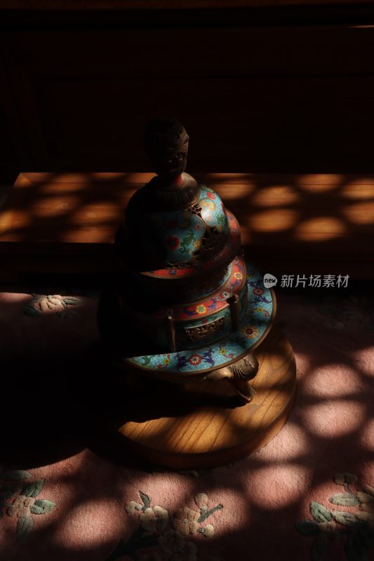 香山公园里工艺珐琅香炉特写