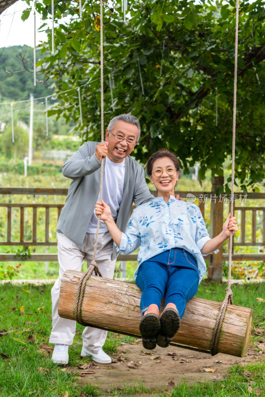 快乐的老年夫妻