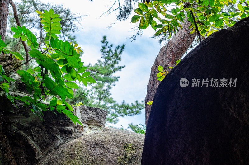 青岛崂山仰口景区，穿过一处洞穴，看风景