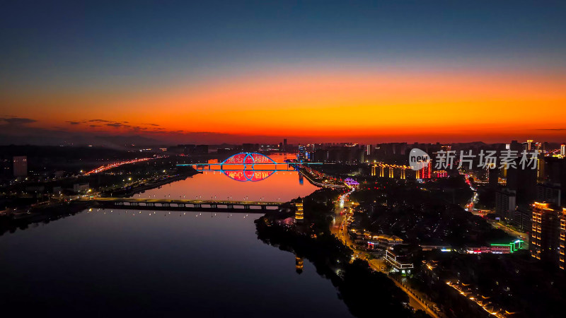 城市桥梁夜景与绚烂晚霞