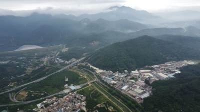 广东东莞：山峰连绵起伏