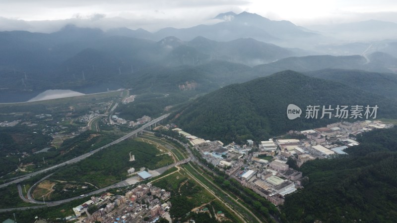 广东东莞：山峰连绵起伏