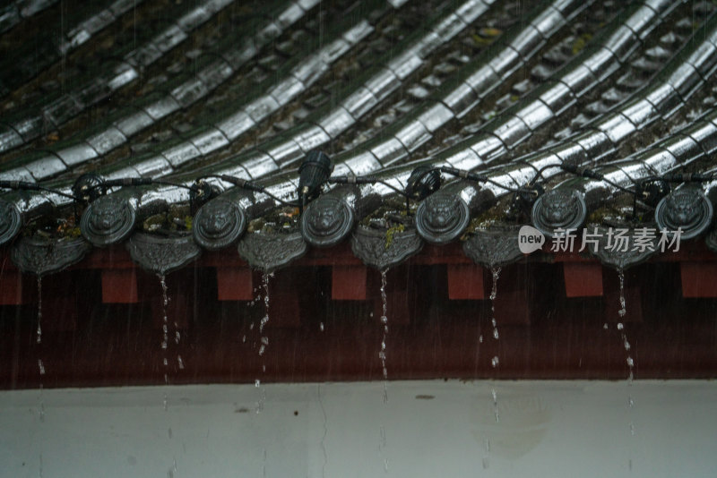 春雨下的古建筑