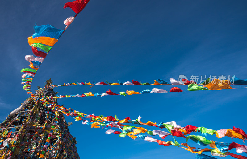 五彩经幡飘扬在蓝天白云下