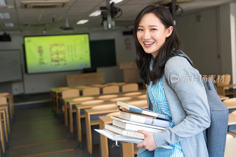 大学生在教室里学习