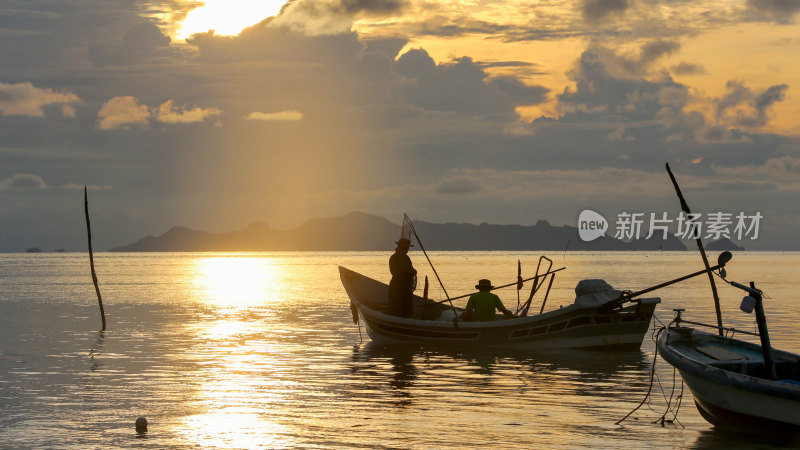 夕阳下海面上的渔船