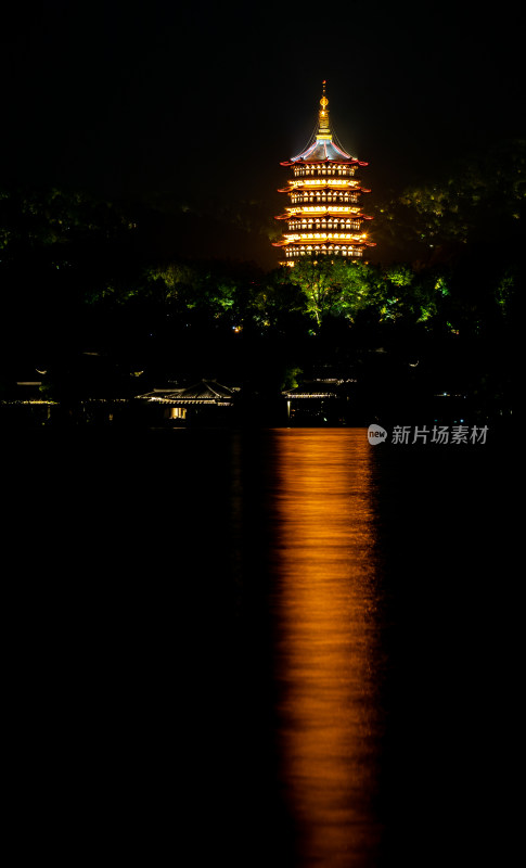 杭州西湖柳浪闻莺雷峰塔夜景倒影