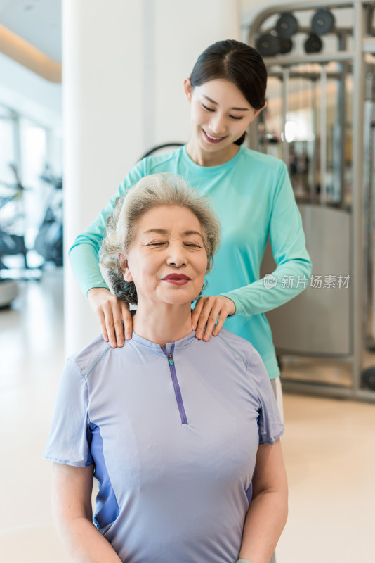 老年女子在私教的指导下健身