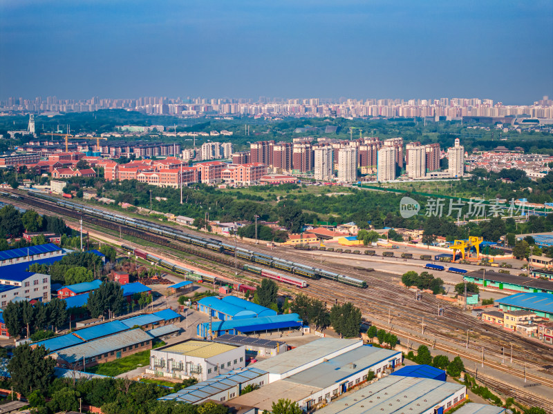 河北唐山南站城市中火车轨道与建筑鸟瞰全景