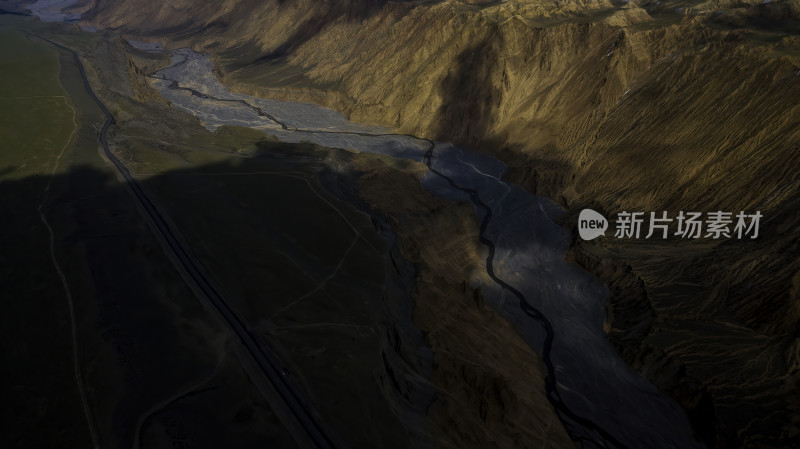 航拍山间峡谷与蜿蜒道路的壮丽景观