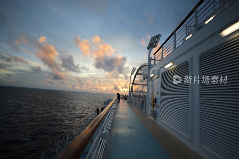 日落时的游艇上的景色