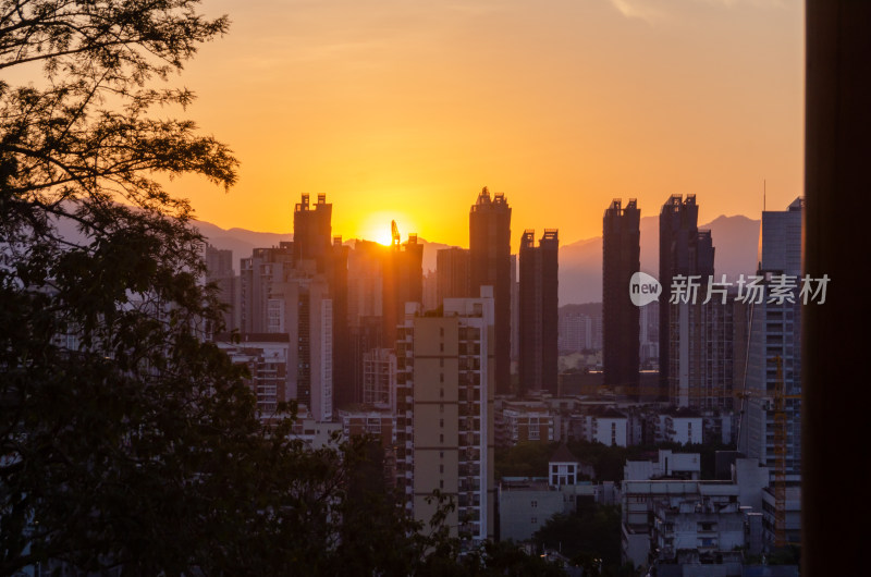 福建省福州乌山风景区俯瞰夕阳下的城市风光