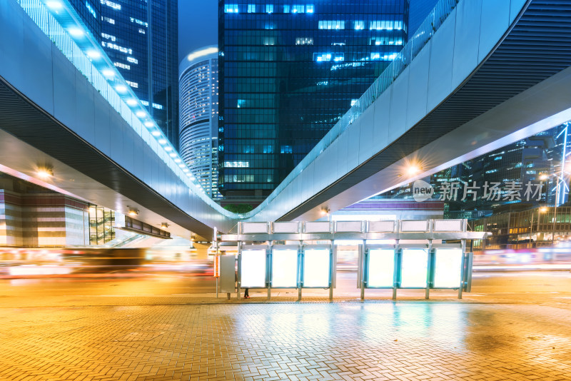 城市街道夜晚车流与高楼景观