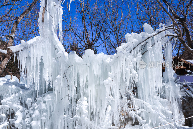 济南九如山冰瀑山间木屋冰雪景观