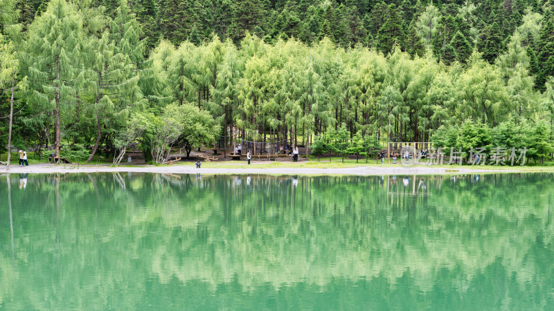 四川阿坝理县毕棚沟景区的清澈湖水