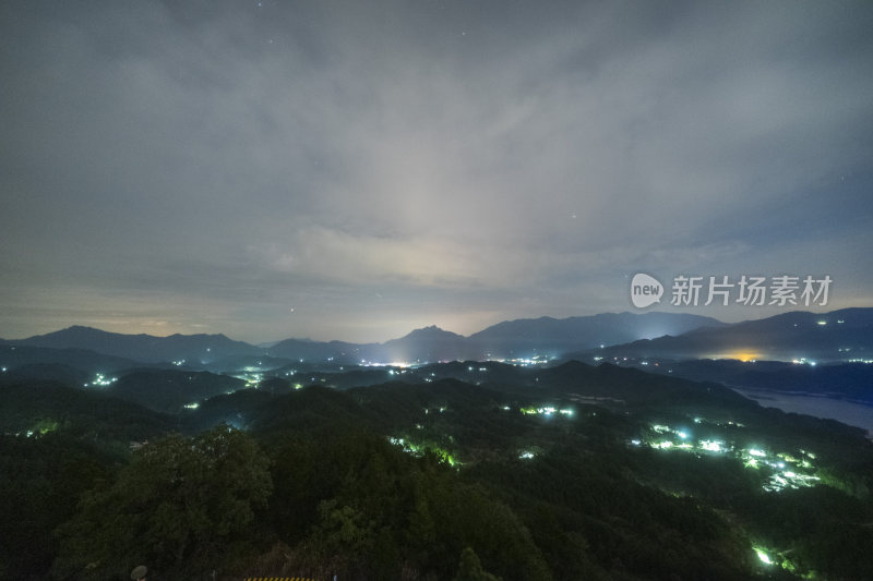 山间夜景灯火阑珊的群山风光