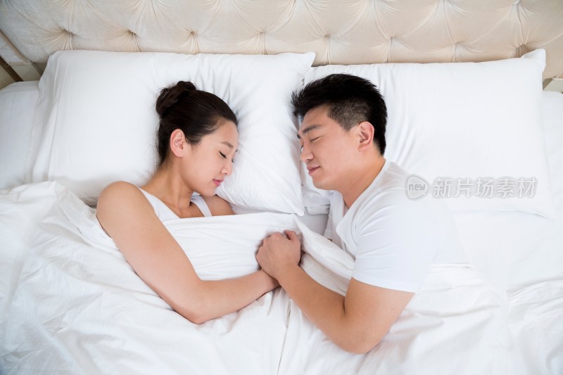夫妻躺在床上休息