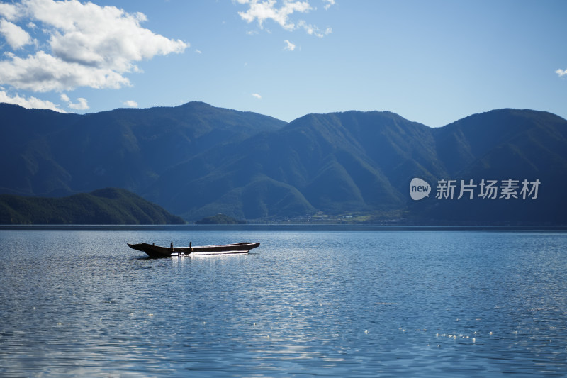 湖面小船与远山风景