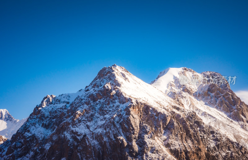 新疆天山山脉宏伟雪山风景