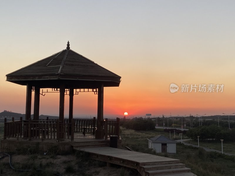 夕阳下的木质凉亭风景