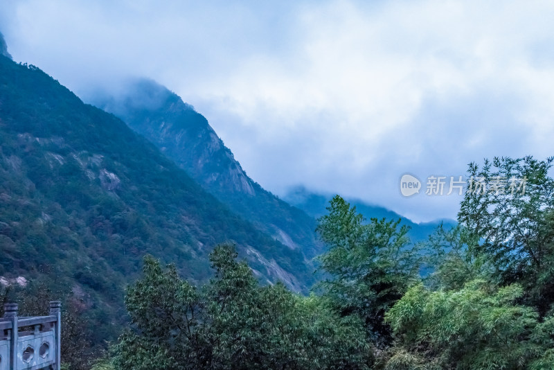 云雾下，安徽黄山风景区风光