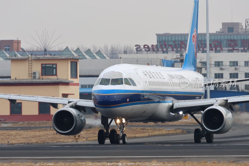 机场跑道上的中国南方航空飞机