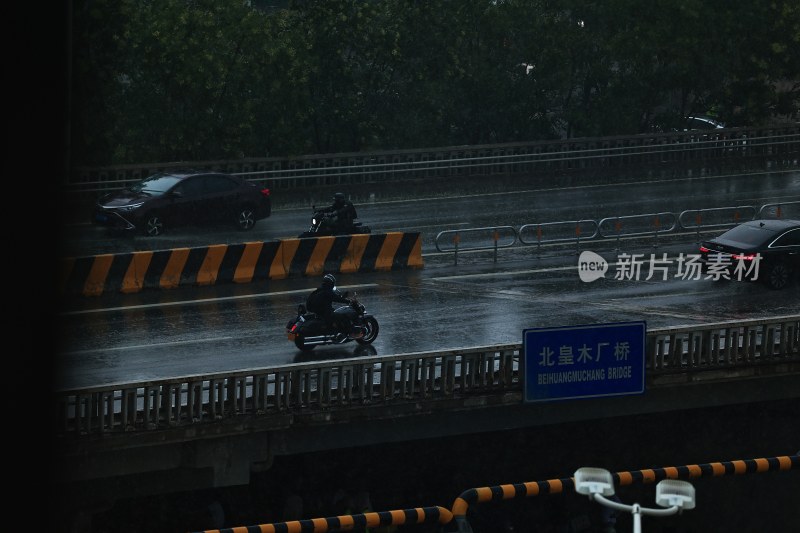 街道交通 街道 下雨 城市 雨滴 交通 汽车