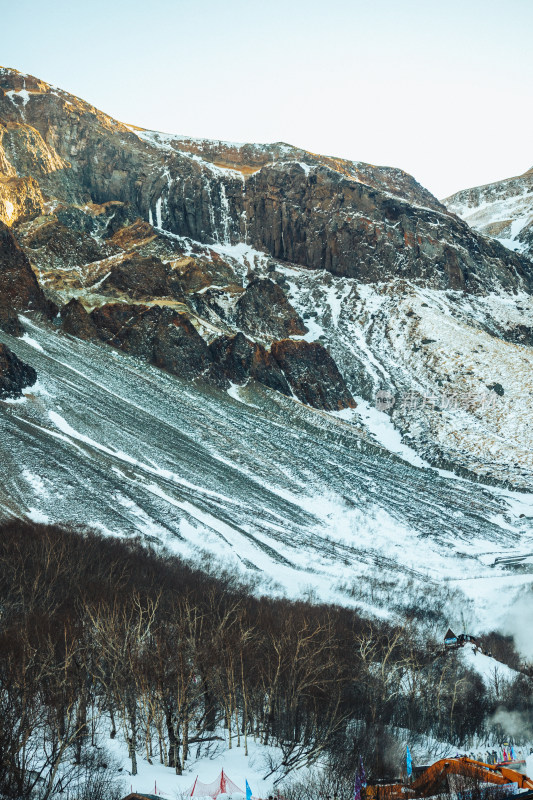 白雪皑皑的长白山在晴朗的天空下