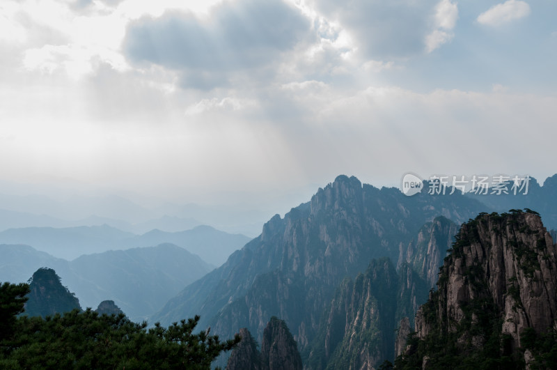 形态各异的山峰