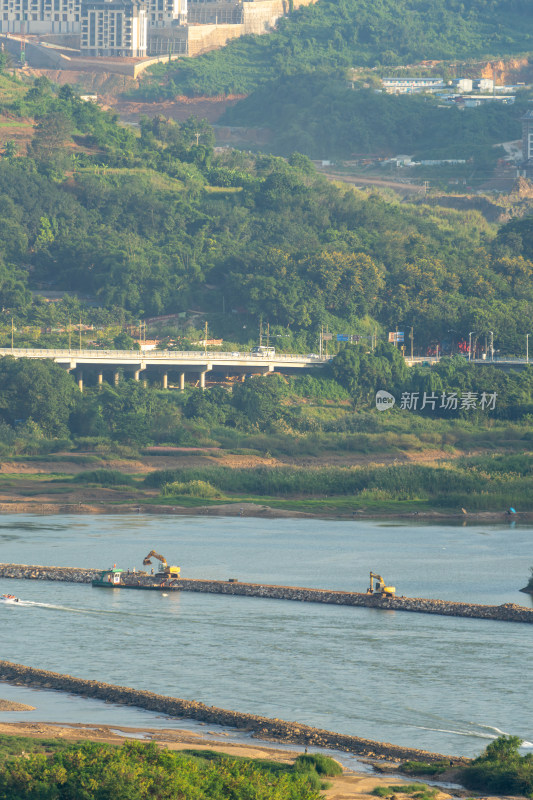 江河上的建设景象