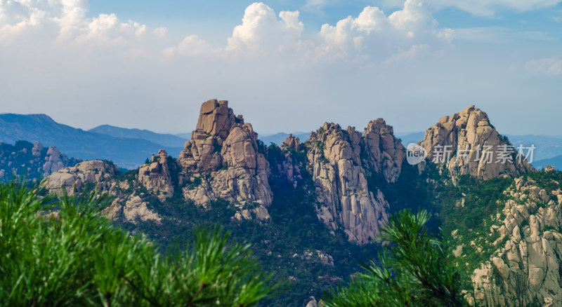 青岛崂山，蓝天白云绿树青山