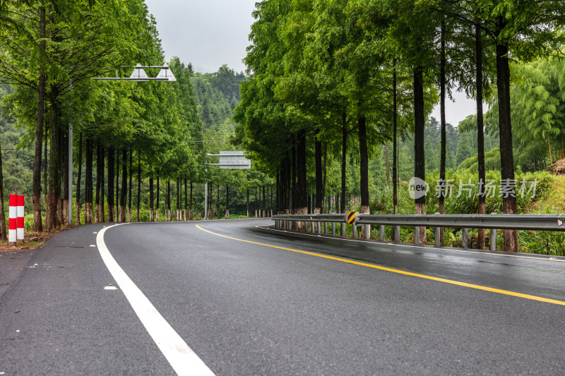 乡村柏油路