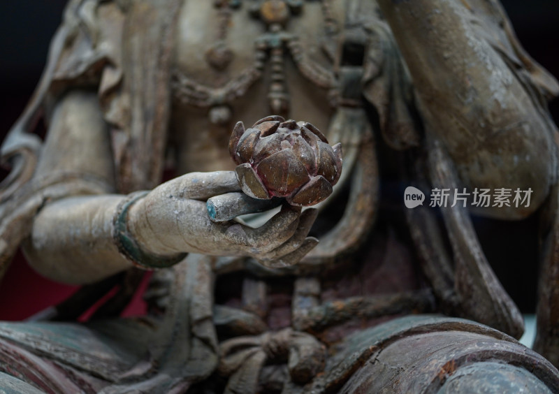 古老佛像手持莲花的雕塑细节展示