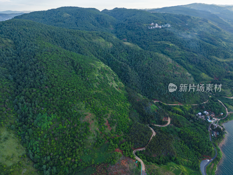 航拍蜿蜒山路与碧蓝湖泊