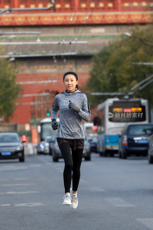 青年女人户外慢跑