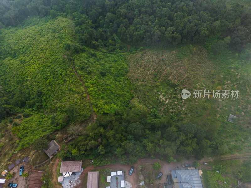 云雾缭绕中的山间营地航拍景象