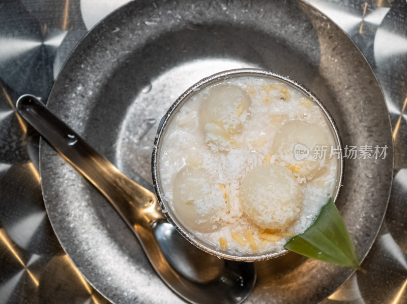 装在金属杯里的泰式龙眼冰