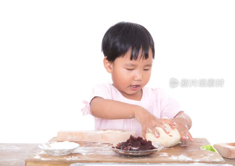 东方黄皮肤小女孩在做传统节日中秋节的月饼