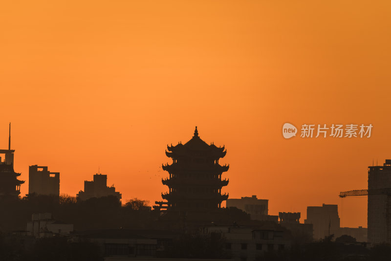 湖北武汉黄鹤楼城市剪影与江面交相辉映