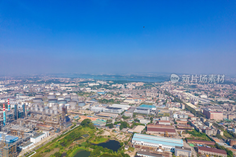 广东茂名城市风光中石油航拍摄影图