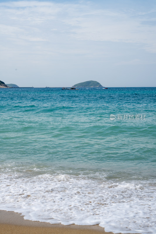 海南三亚亚龙湾沙滩海浪