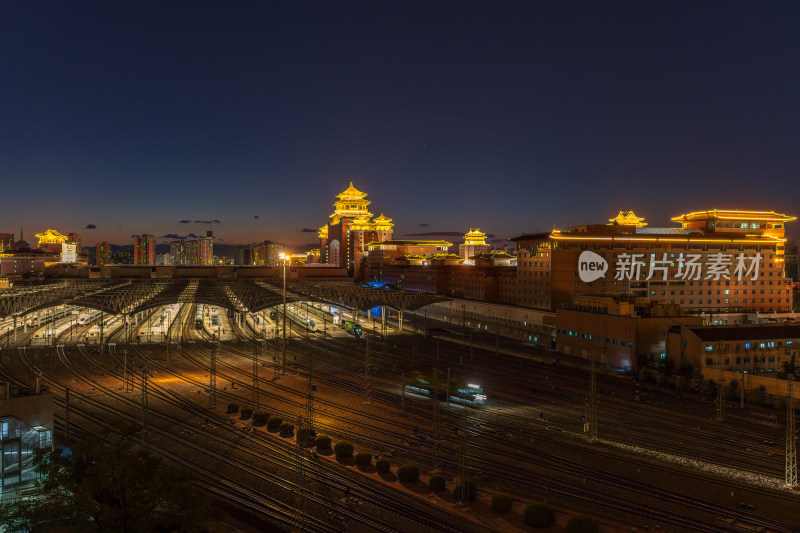 夜幕下的交通枢纽 北京火车站的独特景致