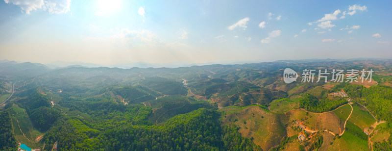 航拍山峦叠嶂的田园风光全景图