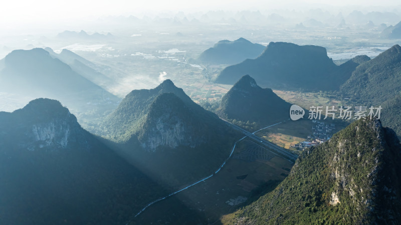 日出阳光下桂林穿过喀斯特山谷的高速公路