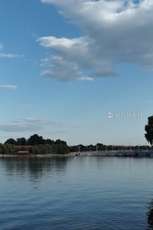 湖边绿树蓝天风景