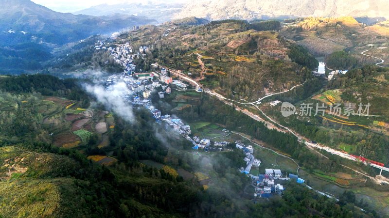 重庆酉阳：“睡佛”山下好风光