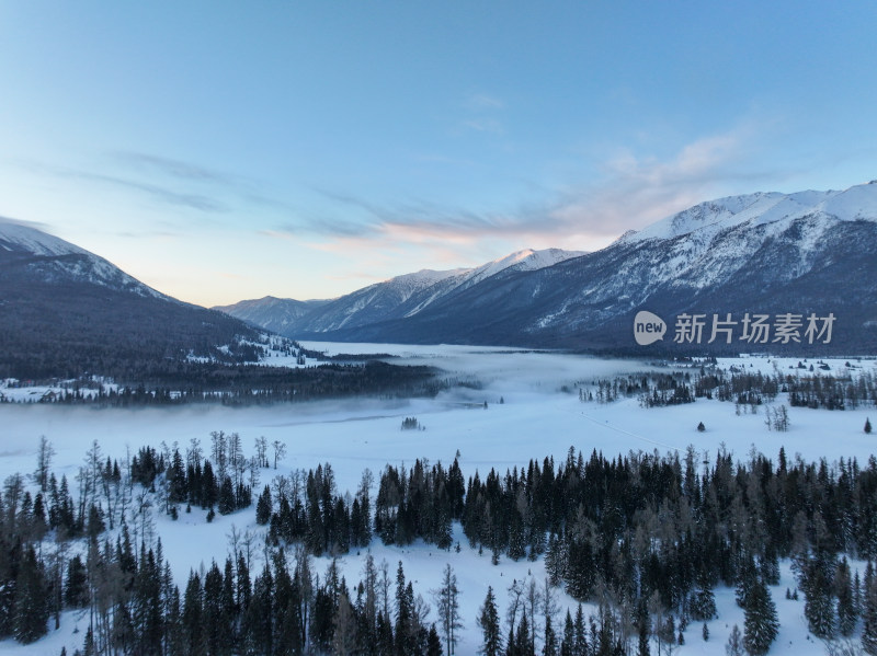 新疆阿勒泰喀纳斯雪景神仙湾晨雾雪山森林