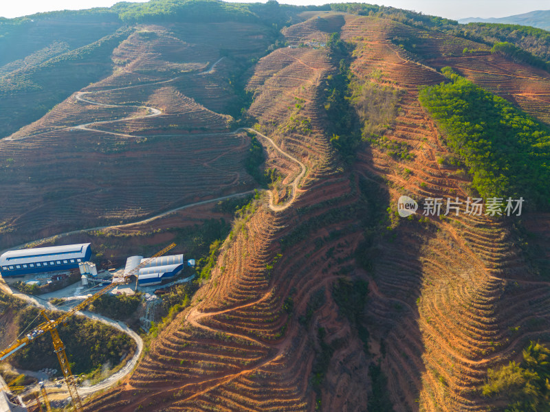 航拍梯田山峦与厂房