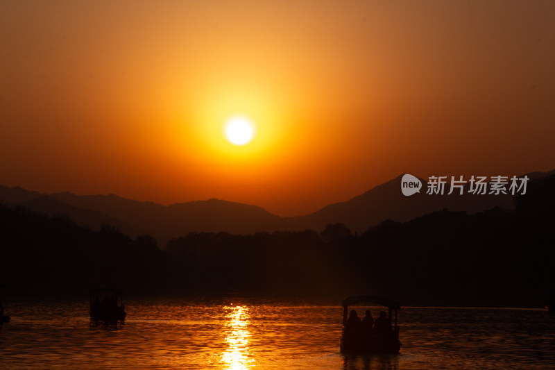 杭州西湖山水间壮丽的日落景观